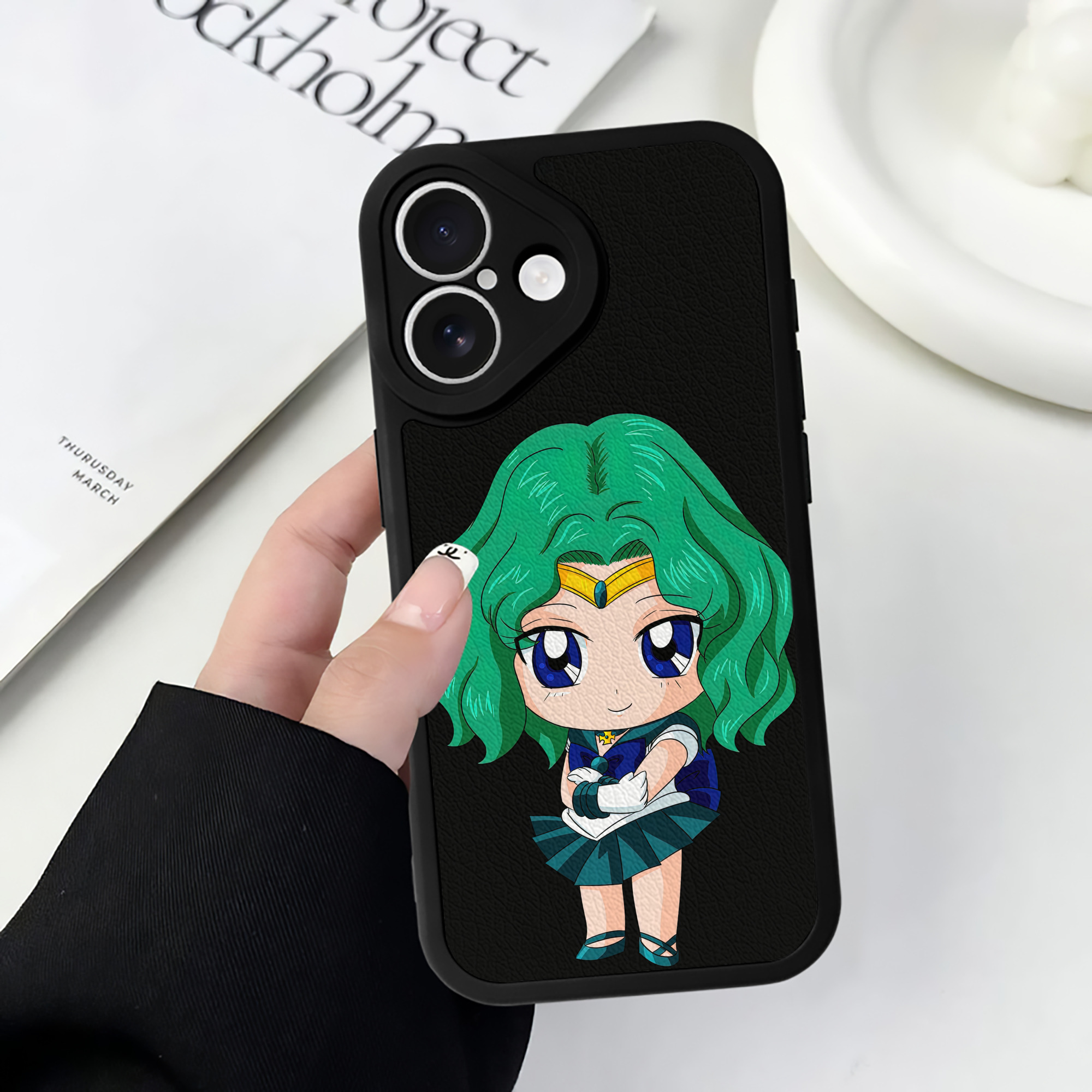 （画像用） 美少女戦士セーラームーン 海王 みちる（かいおう みちる） Sailor Moon Kaiou Michiru 【iPhone 16シリーズ対応】シリコンスマホケース（レザー調） 材質：シリコン